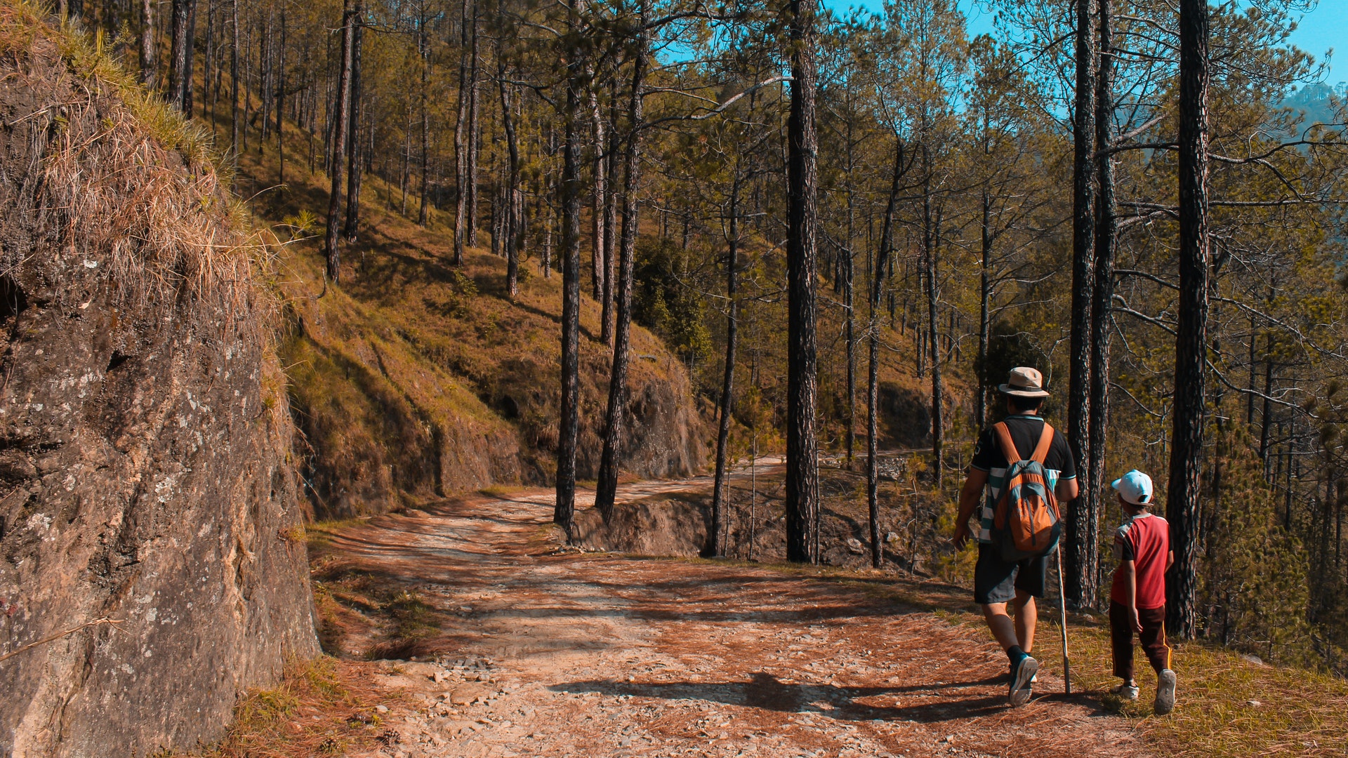 Genitore figlio trekking montagna